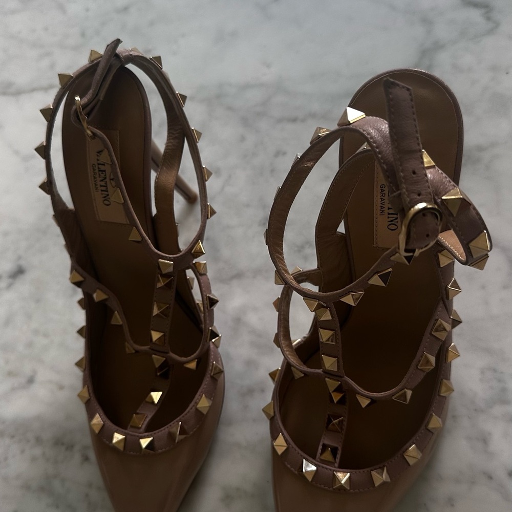 Authentic Never Worn Valentino Rockstuds Blush Nude (Poudre)